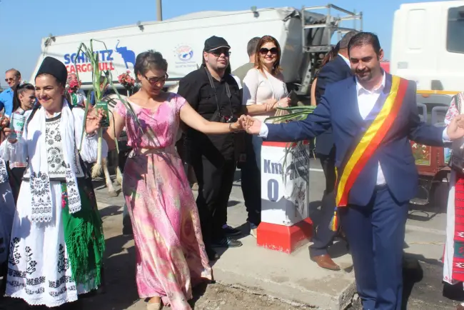 Foto GALERIE FOTO. Începură „Oltenii…”! Festivalul de umor a debutat cu vama oltenească, cei care au trecut pe la Podul Olt primind paşaportul de oltean