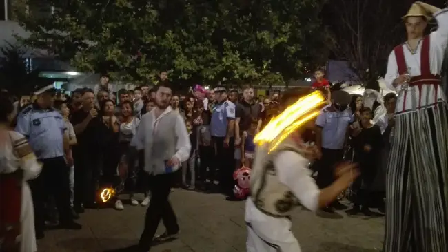 Foto FOTO & VIDEO. Scuipători de flăcări în centrul Slatinei, la „Oltenii și Restu Lumii