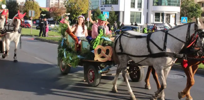 Foto FOTO&VIDEO. A început prima ediţie Oktoberfest Slatina, cu o paradă prin centrul oraşului şi tradiţionalul cep la butoiul de bere