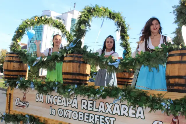 Foto FOTO&VIDEO. A început prima ediţie Oktoberfest Slatina, cu o paradă prin centrul oraşului şi tradiţionalul cep la butoiul de bere