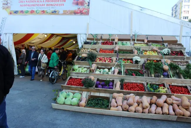 Foto FOTO. Zeci de produse, expuse la Ziua Recoltei. Oltenii şi-au achiziţionat legume pe ales, direct de la fermieri  