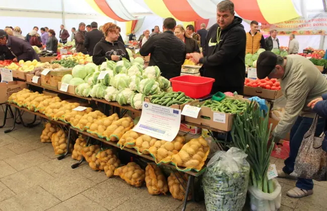 Foto FOTO. Zeci de produse, expuse la Ziua Recoltei. Oltenii şi-au achiziţionat legume pe ales, direct de la fermieri  