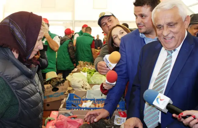 Foto GALERIE FOTO. Ministrul Agriculturii, Petre Daea, discuţii cu fermierii olteni, la Ziua Recoltei: „Organizaţi-vă în cooperative pentru că sunt avantaje!”