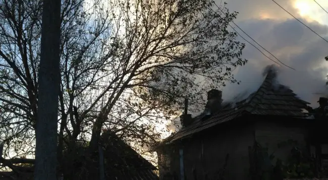 Foto FOTO& VIDEO. Casă din Pleșoiu distrusă de un incendiu