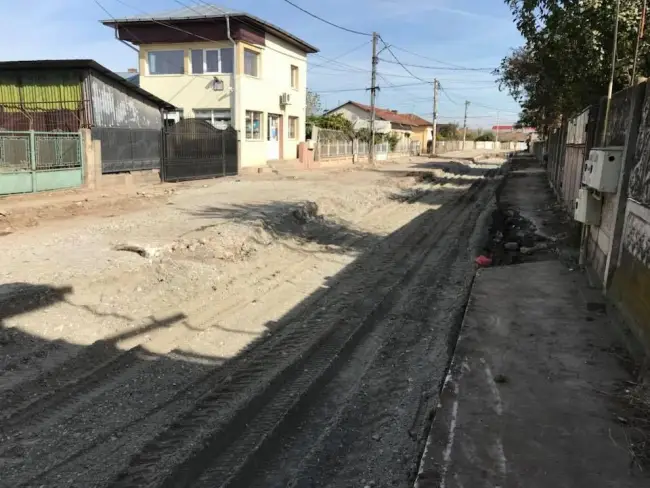 Foto FOTO. Se reabilitează strada din Caracal pe care este direcţionat traficul greu