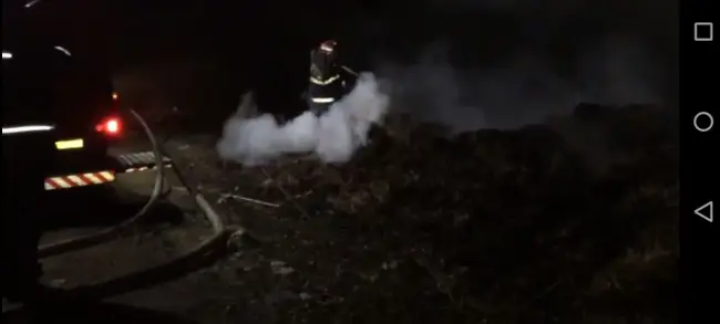 Foto VIDEO. Slatina: 10 tone de furaje cuprinse de un incendiu, mirosul urât emanat de foc cuprinzând tot orașul