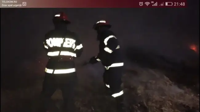 Foto VIDEO. Slatina: 10 tone de furaje cuprinse de un incendiu, mirosul urât emanat de foc cuprinzând tot orașul