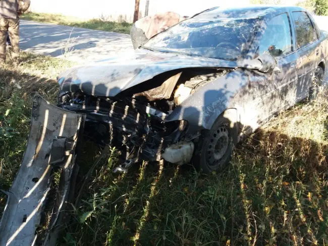 Foto FOTO & VIDEO. Un bărbat din Găvănești a urcat băut la volan și a lovit o mașină parcată, în Balș, care s-a răsturnat