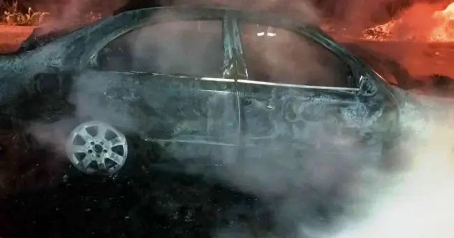 Foto FOTO&VIDEO. Autoturism distrus de un incendiu izbucnit de la un scurtcircuit electric, la Fărcaşele