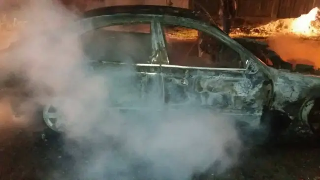 Foto FOTO&VIDEO. Autoturism distrus de un incendiu izbucnit de la un scurtcircuit electric, la Fărcaşele