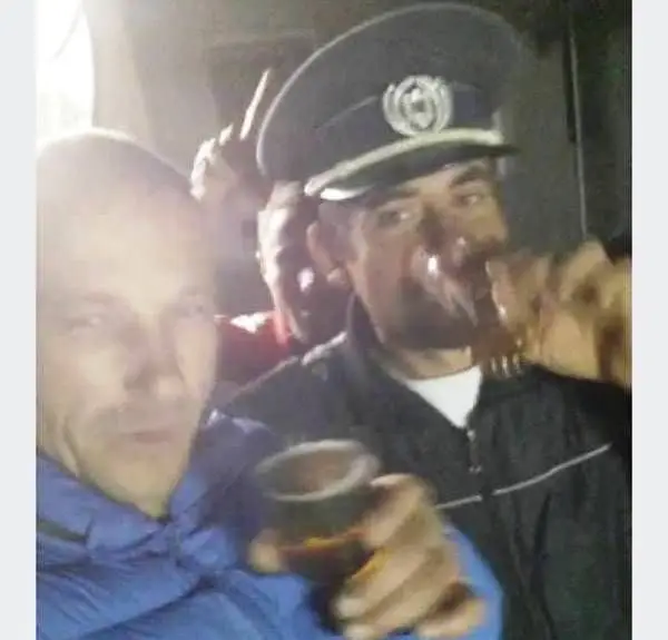 Foto FOTO&VIDEO. Anchetă la IPJ Olt după ce şapca unui poliţist din Sprîncenata apare la nişte petrecăreţi din localitate