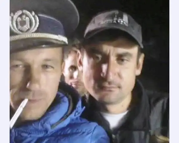 Foto FOTO&VIDEO. Anchetă la IPJ Olt după ce şapca unui poliţist din Sprîncenata apare la nişte petrecăreţi din localitate