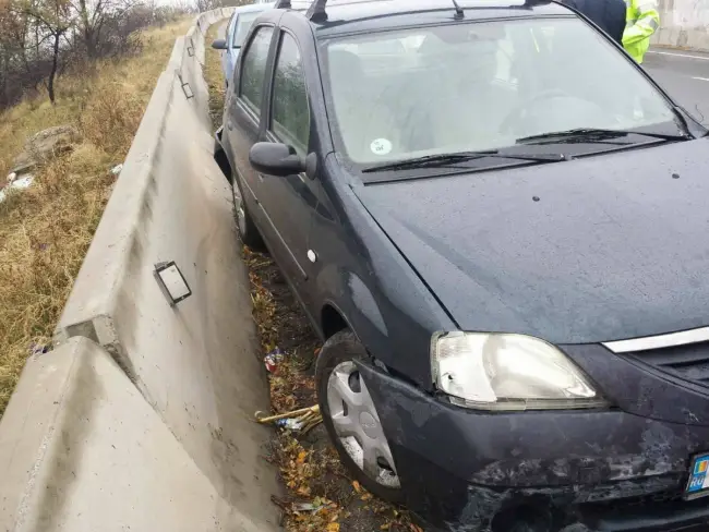 Foto FOTO & VIDEO. O tânără din Slatina a lovit cu maşina un parapet de pe marginea DN 65, la Valea Mare