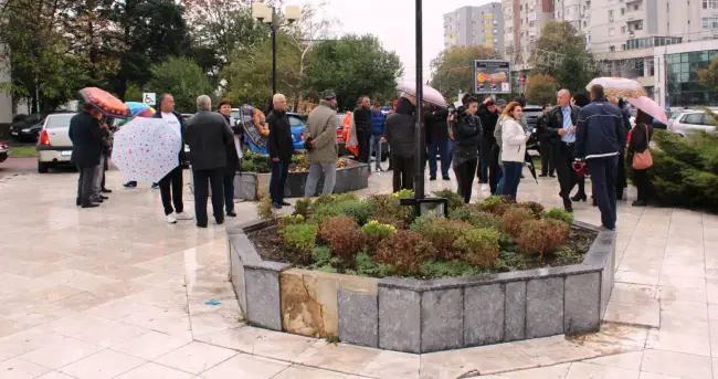 Foto Peste 30 de sindicalişti ai Filialei judeţene Olt a BNS au protestat în faţa Prefecturii Olt