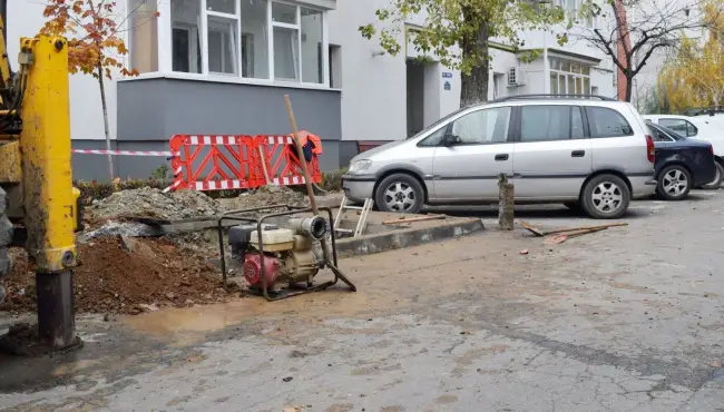 Foto CAO a anulat o conductă de apă care alimenta punctul termic demolat pe strada Zmeurei