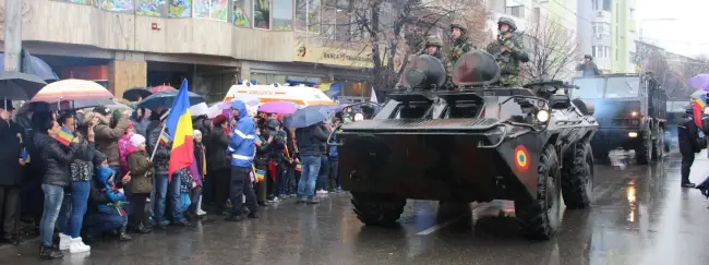 Foto FOTO. Sute de slătineni au sfidat ploaia şi au participat la parada militară de Ziua Naţională