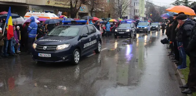 Foto FOTO. Sute de slătineni au sfidat ploaia şi au participat la parada militară de Ziua Naţională