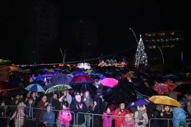 Foto FOTO: S-a aprins iluminatul festiv. Ducu Bertzi, în concert la deschiderea Târgului de Crăciun Slatina