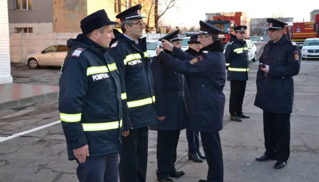 Foto FOTO. ISU Olt: Pompieri înaintaţi în grad, cu ocazia Zilei Naţionale