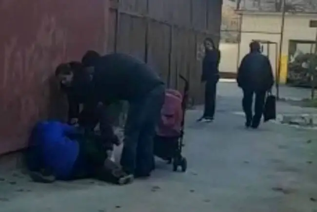 Foto VIDEO ŞOCANT. Bătaie între trei femei, în curtea Şcolii „Ştefan Protopopescu” din Slatina. Copii de toate vârstele, martori la altercaţia violentă