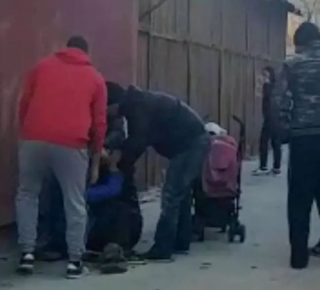 Foto VIDEO ŞOCANT. Bătaie între trei femei, în curtea Şcolii „Ştefan Protopopescu” din Slatina. Copii de toate vârstele, martori la altercaţia violentă