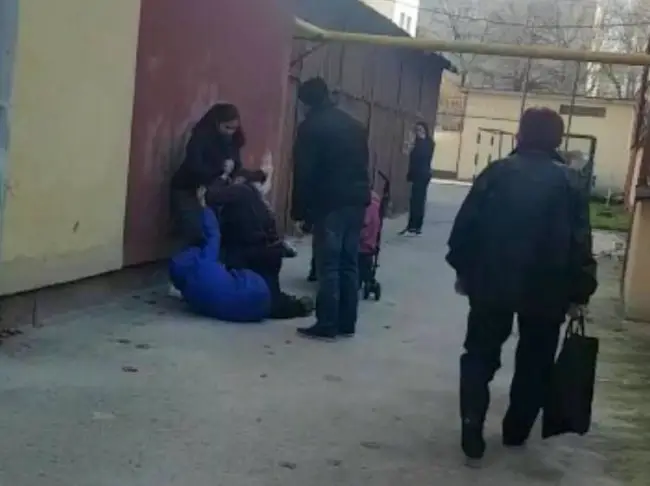 Foto VIDEO ŞOCANT. Bătaie între trei femei, în curtea Şcolii „Ştefan Protopopescu” din Slatina. Copii de toate vârstele, martori la altercaţia violentă