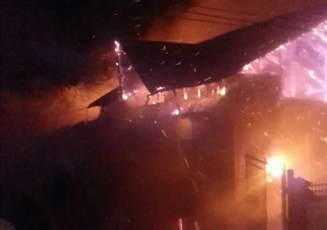 Foto  FOTO&VIDEO. Casă din Osica de Sus, distrusă de un incendiu. Pompierii au reușit să stingă focul, după patru ore