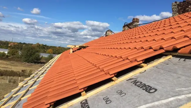 Foto  FOTO. La Caracal, a fost finalizată reabilitarea acoperișului deteriorat al unui bloc din „Ghetoul Carpaţi” 
