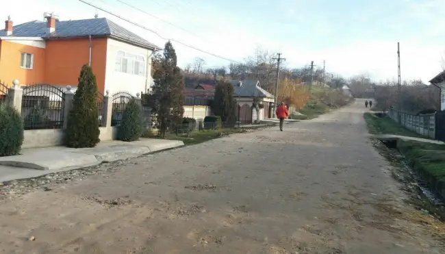 Foto Asfalt pe 13 kilometri de drumuri comunale din Valea Mare