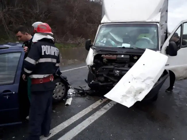 Foto FOTO. Carambol la ieșirea din Balș spre Craiova. Trei bărbați au fost răniți, unul a ajuns la spital