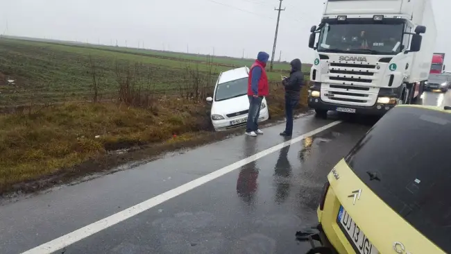 Foto FOTO. Accident rutier cu patru mașini, la Valea Mare. Două persoane au ajuns la spital