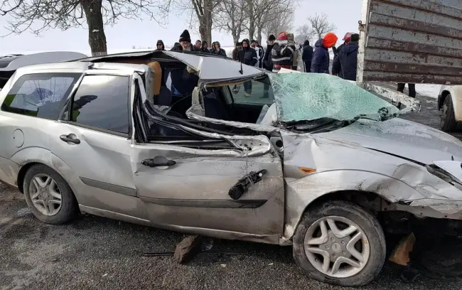Foto FOTO&VIDEO. Un şofer care repara o autoutilitară, accidentat mortal pe drumul dintre Corabia şi Orlea