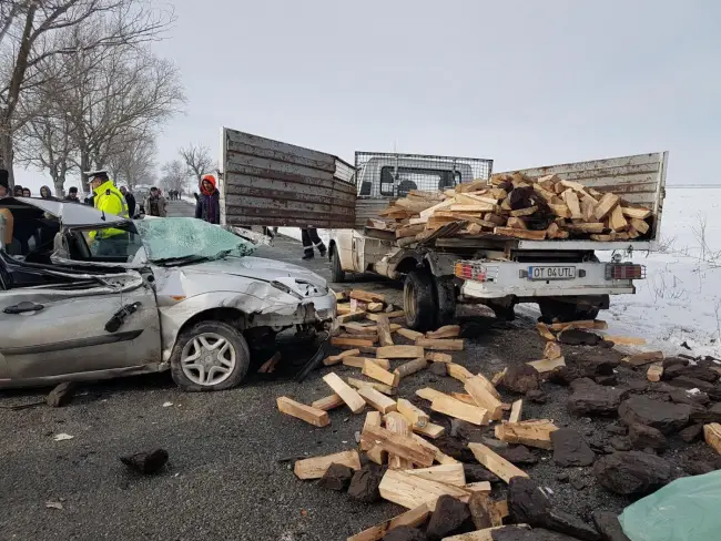 Foto FOTO&VIDEO. Un şofer care repara o autoutilitară, accidentat mortal pe drumul dintre Corabia şi Orlea