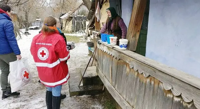 Foto O tonă jumătate de alimente au ajuns la familii nevoiaşe din mai multe sate oltene