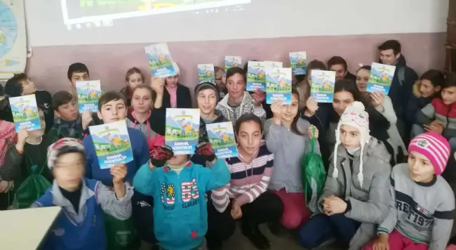 Foto FOTO. Elevii de la Şcoala Ursa din Gîrcov, campanie de conştientizare pentru protecţia mediului înconjurător