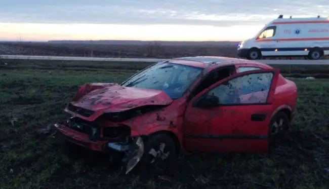 Foto FOTO&VIDEO. Un şofer băut s-a răsturnat cu maşina pe un câmp, lângă Schitu