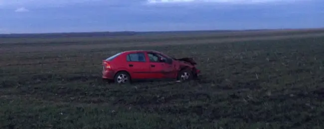 Foto FOTO&VIDEO. Un şofer băut s-a răsturnat cu maşina pe un câmp, lângă Schitu