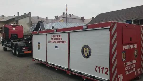 Foto FOTO. Pompierii olteni au container multirisc. Printre dotări se numără un dispozitiv de detectare a persoanelor surprinse sub dărâmături