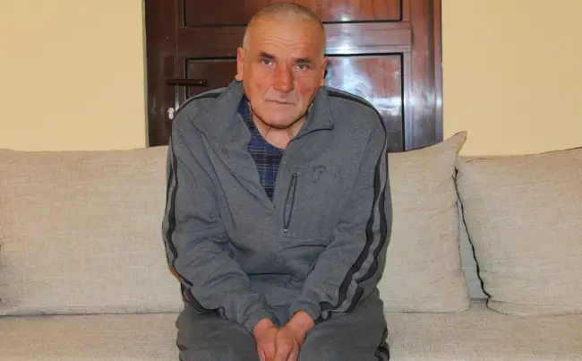 Foto Homeless-ul netuns şi murdar din Slatina, şansă la o viaţă normală. După ani de vagabondaj, are o masă caldă şi un pat curat