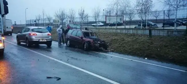 Foto FOTO&VIDEO. Patru persoane rănite într-un accident, la ieşirea din Balş spre Craiova