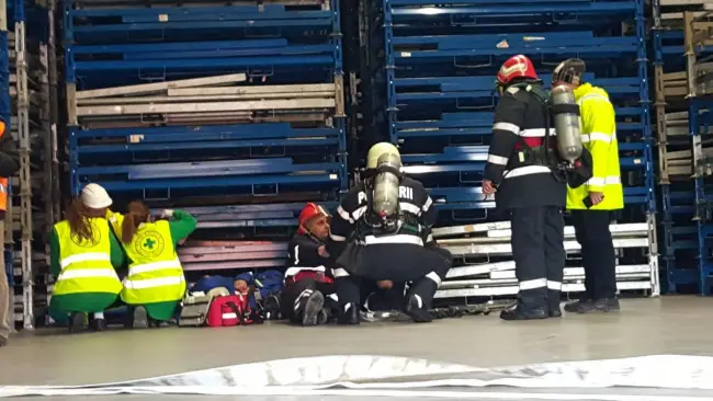 Foto FOTO&VIDEO. Incendiu la fabrica de anvelope Pirelli, scenariul unui exerciţiu al pompierilor olteni