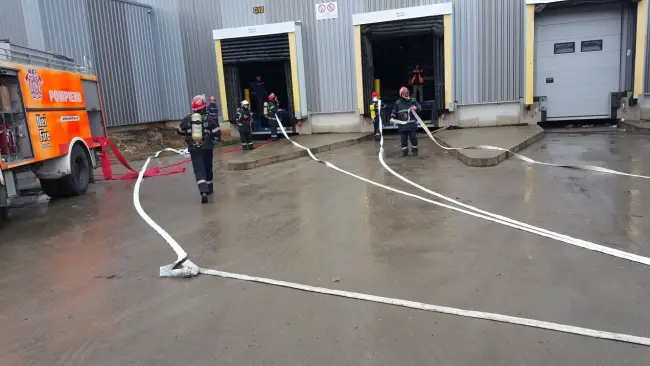 Foto FOTO&VIDEO. Incendiu la fabrica de anvelope Pirelli, scenariul unui exerciţiu al pompierilor olteni