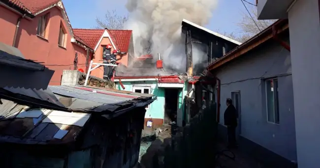Foto FOTO&VIDEO. Trei gospodării din Caracal, distruse de un incendiu izbucnit de la un prelungitor electric