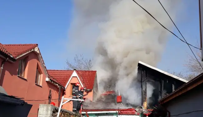 Foto FOTO&VIDEO. Trei gospodării din Caracal, distruse de un incendiu izbucnit de la un prelungitor electric