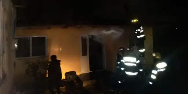Foto FOTO. Incendiu la o casă din Curtişoara, provocat de un scurtcircuit la reţeaua electrică