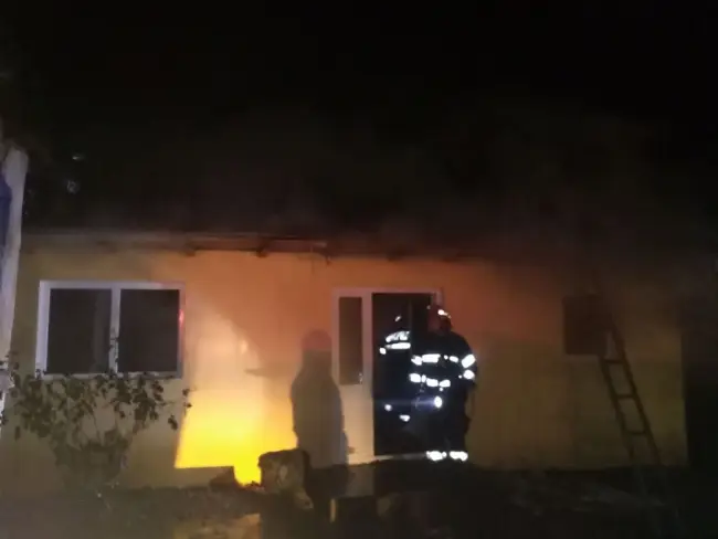 Foto FOTO. Incendiu la o casă din Curtişoara, provocat de un scurtcircuit la reţeaua electrică