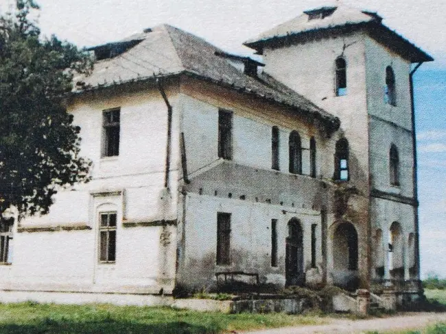 Foto FOTO. Conacul de secol XIX din Drăghiceni, care i-a aparţinut boierului Paul Lazăr, dispare încet