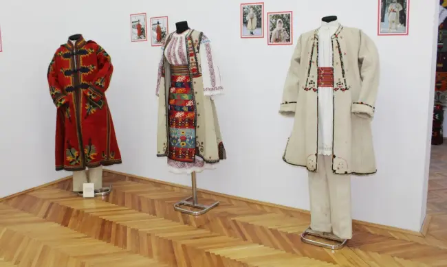 Foto FOTO&VIDEO. Tezaur naţional, într-o expoziţie unicat la Muzeul Judeţean. Costumele populare de ceremonie, pentru prima dată în faţa publicului