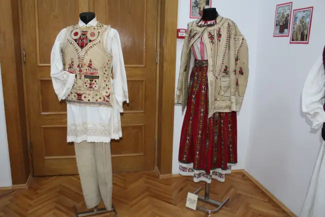 Foto FOTO&VIDEO. Tezaur naţional, într-o expoziţie unicat la Muzeul Judeţean. Costumele populare de ceremonie, pentru prima dată în faţa publicului