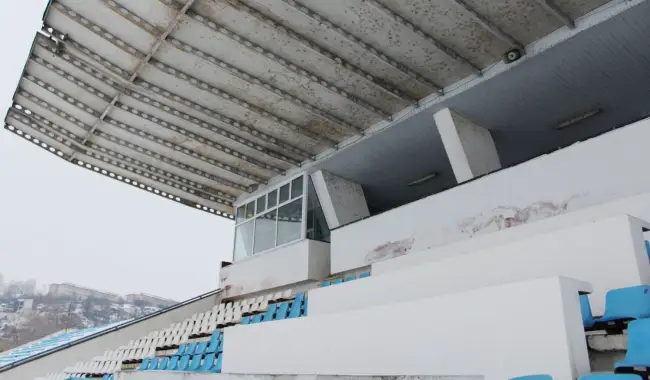 Foto FOTO&VIDEO. Stadionul „1 Mai” stă să cadă şi nu mai prezintă siguranţă pentru spectatori. De ce trebuie reconstruită arena din Slatina